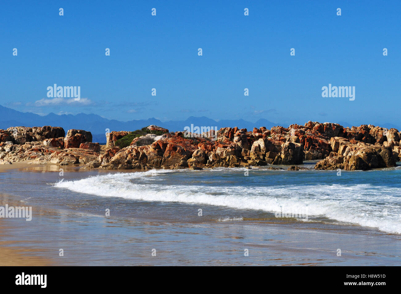 Südafrika: der Strand von Plettenberg Bay, ursprünglich unter dem Namen Bahia Formosa, einer Stadt an Südafrikas Garden Route Stockfoto