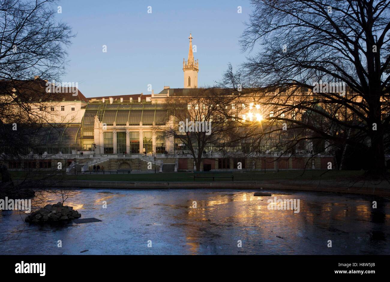 Wien, Österreich - 31. Dezember 2015: Winter Blick auf Schmetterlingshaus in Wien im Burggarten Garten Stockfoto