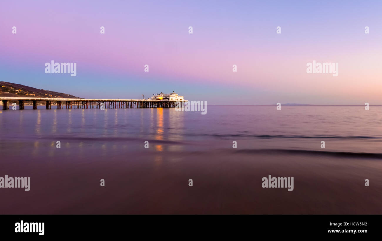 Sonnenuntergang am Malibu Pier, Kalifornien USA Stockfoto