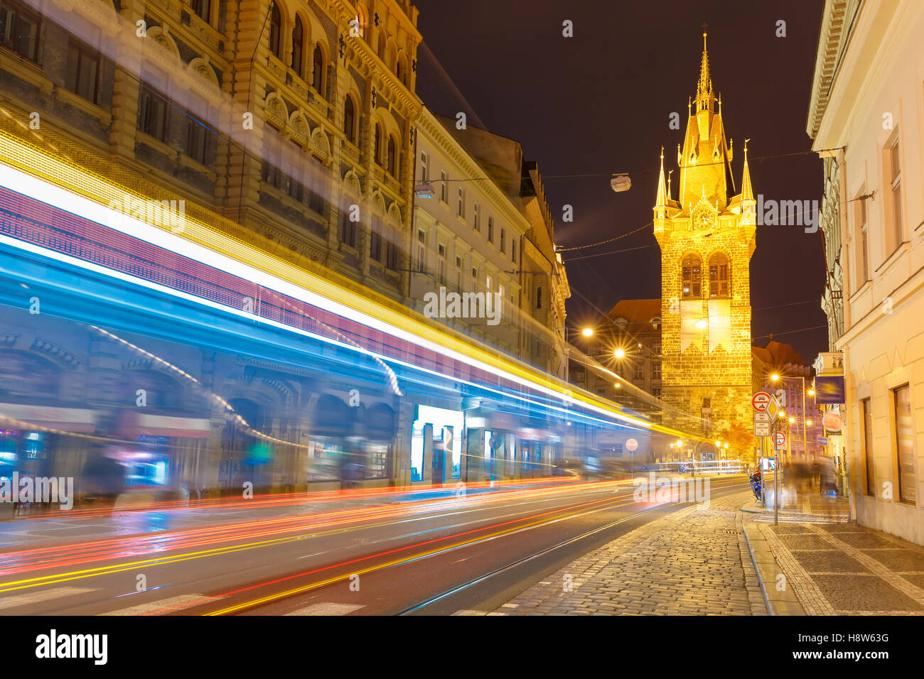 Leuchtende Spur von der Straßenbahn in Prag, Tschechien Stockfoto