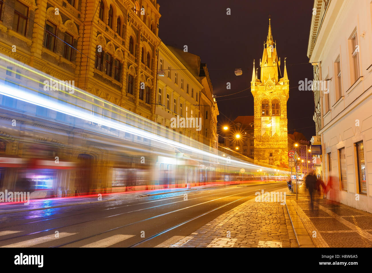 Leuchtende Spur von der Straßenbahn in Prag, Tschechien Stockfoto