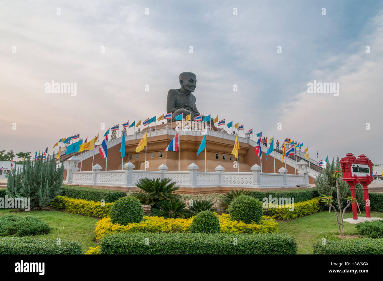 Skulptur des verehrten buddhistischen Mönch Luang Pu Thuat am Wat Huay Mongkol in Hua Hin Thailand Stockfoto