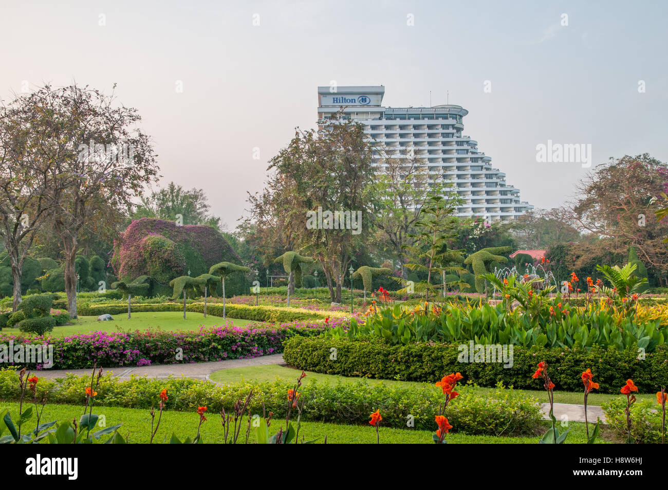 Hilton Hotel vom Topiargarten des historischen Railway Hotel in Hua hin Thailand aus gesehen, das derzeit als Centara Grand Beach Resort & Villas bekannt ist Stockfoto
