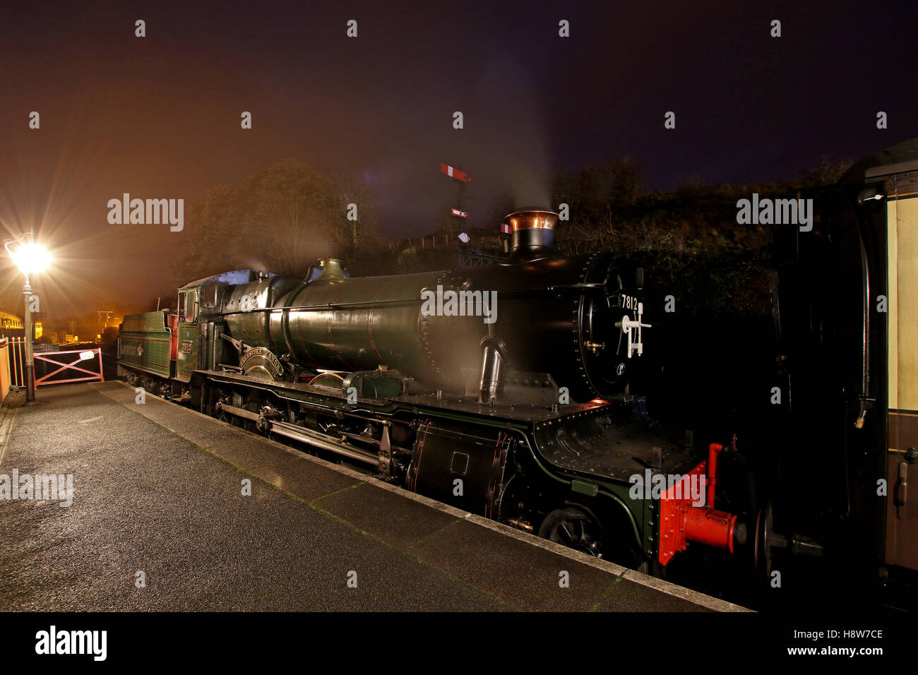 Nacht Szene in Shropshire Touristenattraktion Severn Valley Railway als Dampflok 7812 Passagiere in Bridgnorth Station erwartet nach Einbruch der Dunkelheit Stockfoto