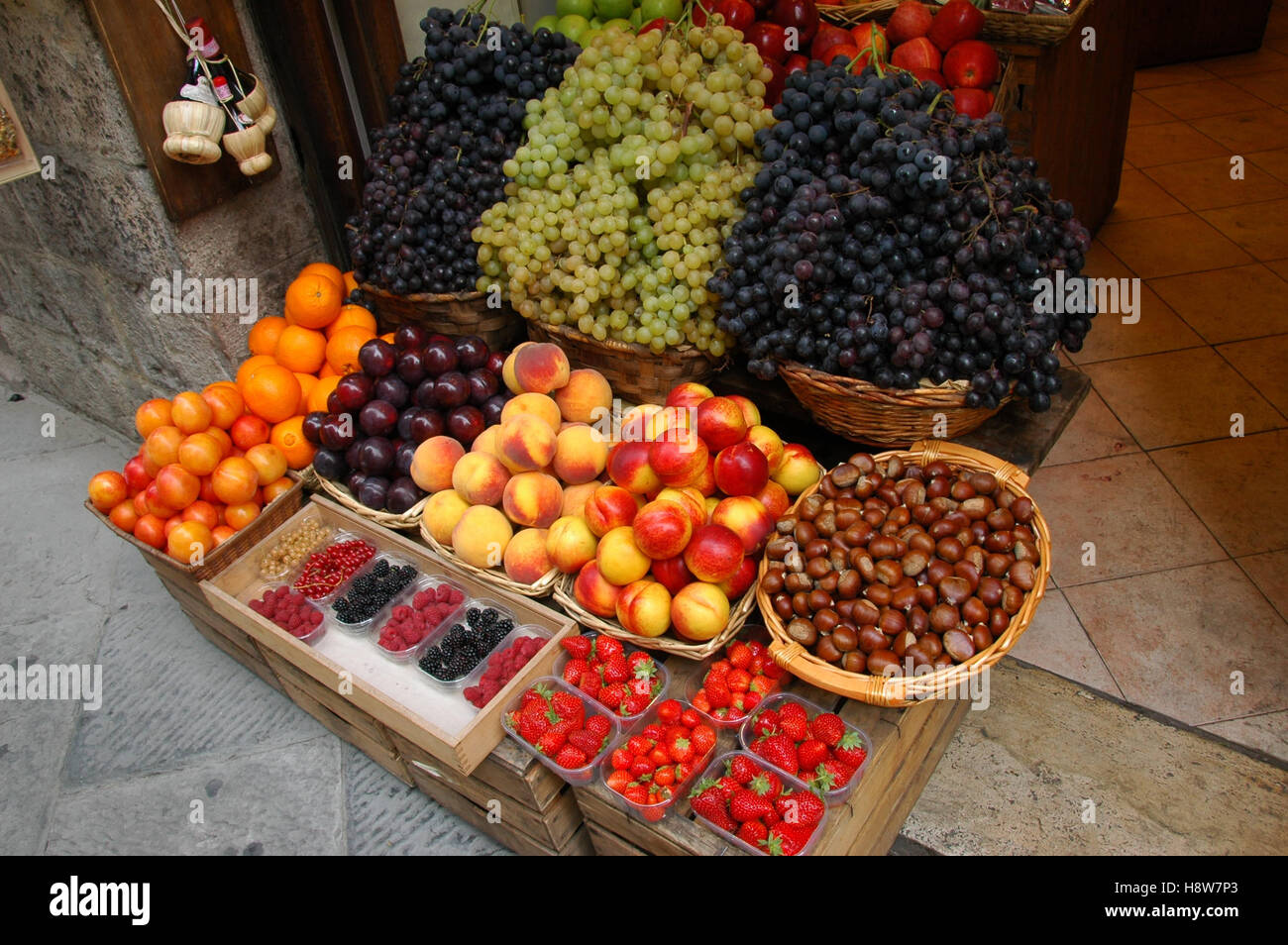 Obst-Display vor einem Markt in Siena, Italien. Stockfoto