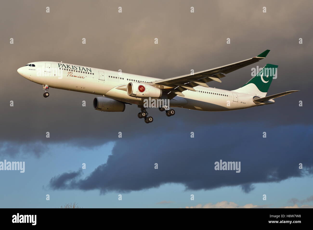 Pakistan International Airlines Airbus A330-300 4R-ALN in London Heathrow Flughafen, Großbritannien Stockfoto