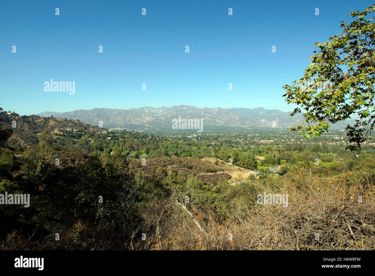 Eine Weitwinkelansicht der San Gabriel Mountains aus Pasadena, CA Stockfoto