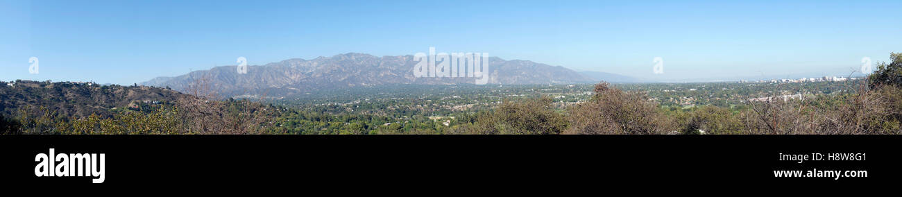Einen Panoramablick über den San Gabriel Mountains aus Pasadena, CA Stockfoto