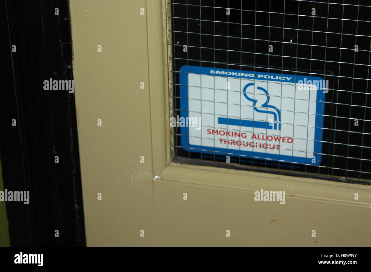 Rauchen erlaubt in der gesamten Politik in einem neuen Cross London Pub - alte Rauchen Zeichen Stockfoto