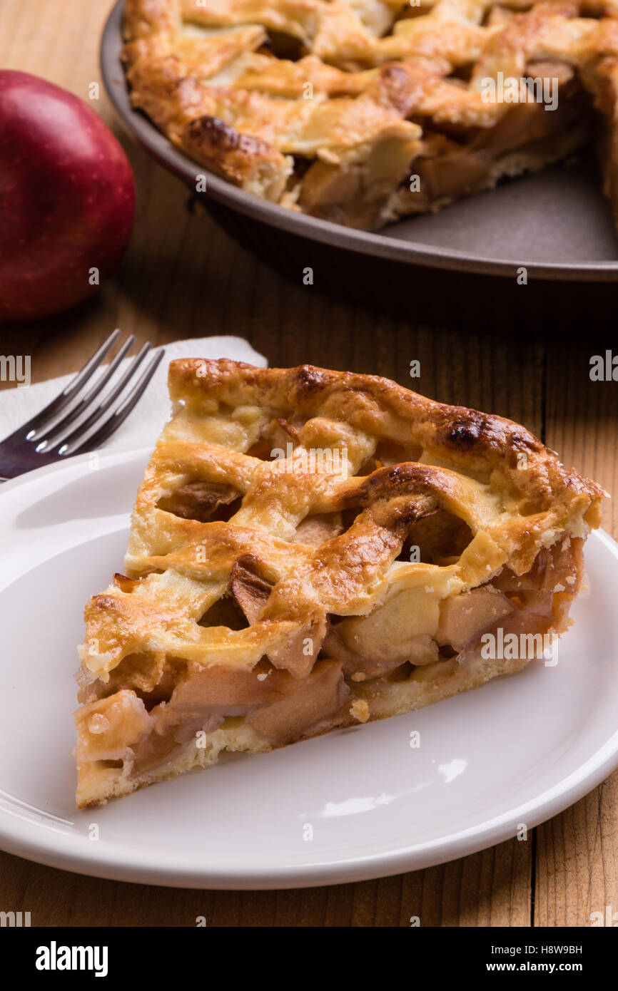 leckere Apfelkuchen Slice auf weißen Teller Stockfoto