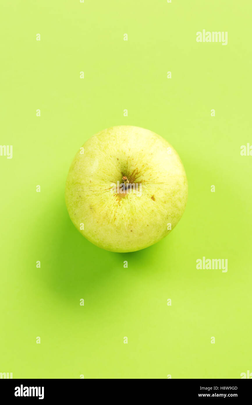 Green Apple auf grünem Hintergrund. nützlich als Lebensmittel Hintergrund Stockfoto