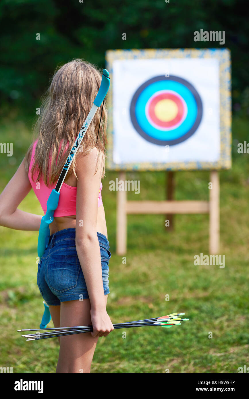 Mädchen Teenager mit Pfeil und Bogen vor dem Messobjekt Stockfoto