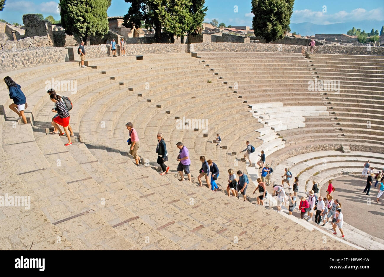 Die Touristen gehen die Treppe hinauf an die Spitze des Grand Theatre Stockfoto