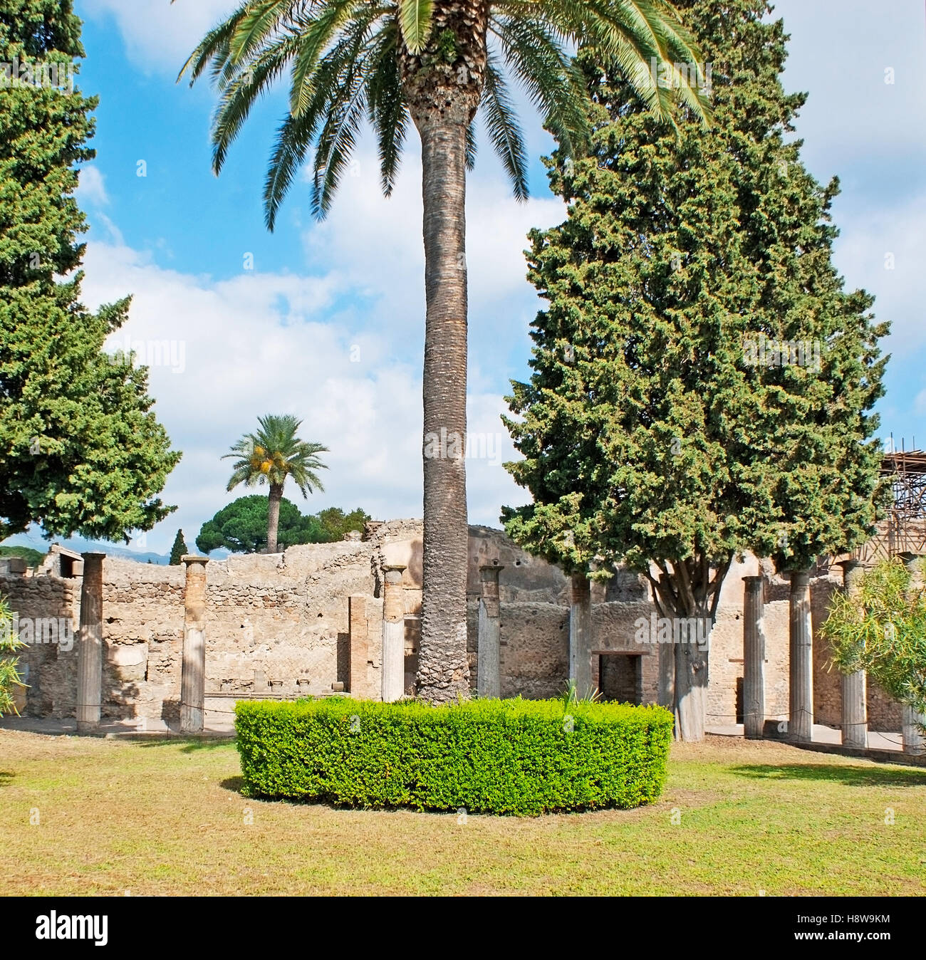 Garten, umgeben von Ruinen der Haus des Fauns in Pompeji, Italien. Stockfoto
