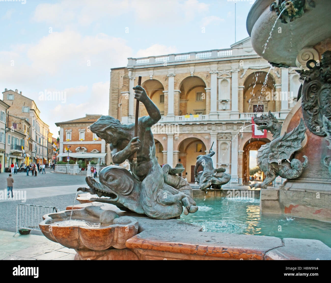 Der große Brunnen auf Madonna Platz dekoriert mit Bronze Tritonen, Delfine, geflügelte Schlangen und Wappen Stockfoto