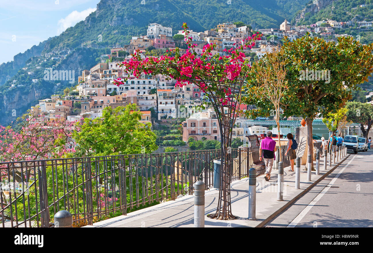 Die touristische Straße dekoriert mit Bäumen und Blumen und offene fantastische Ausblicke auf die alten Stadtvillen, zueinander eingeklemmt Stockfoto