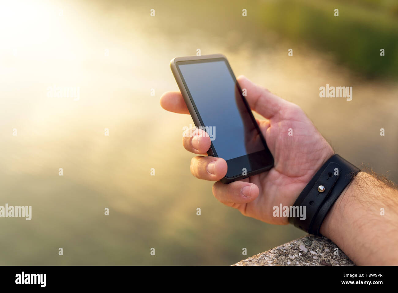 Auf der Suche nach Handy-Signal im Freien, männlichen Hand holding Smartphone und Netzwerk suchen Stockfoto
