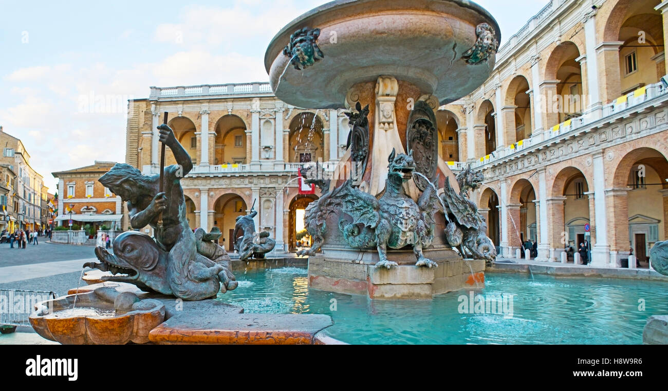 Der alte Brunnen auf Madonna Platz neben Apostolischen Palast ist eines der schönsten Wahrzeichen Stockfoto