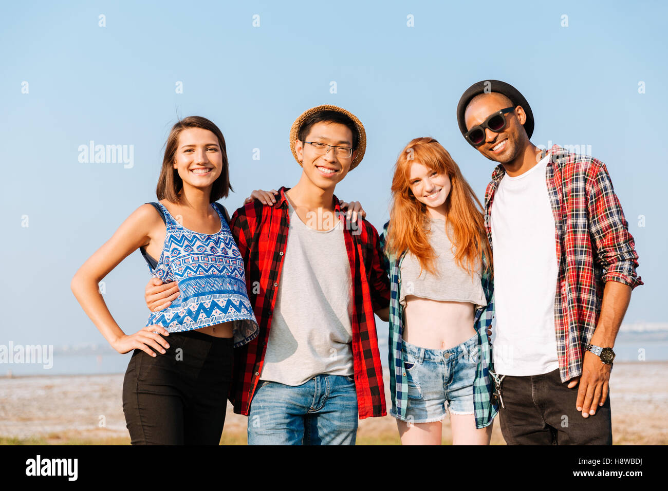 Multiethnische Gruppe glücklich junger Freunde draußen zusammenstehen Stockfoto