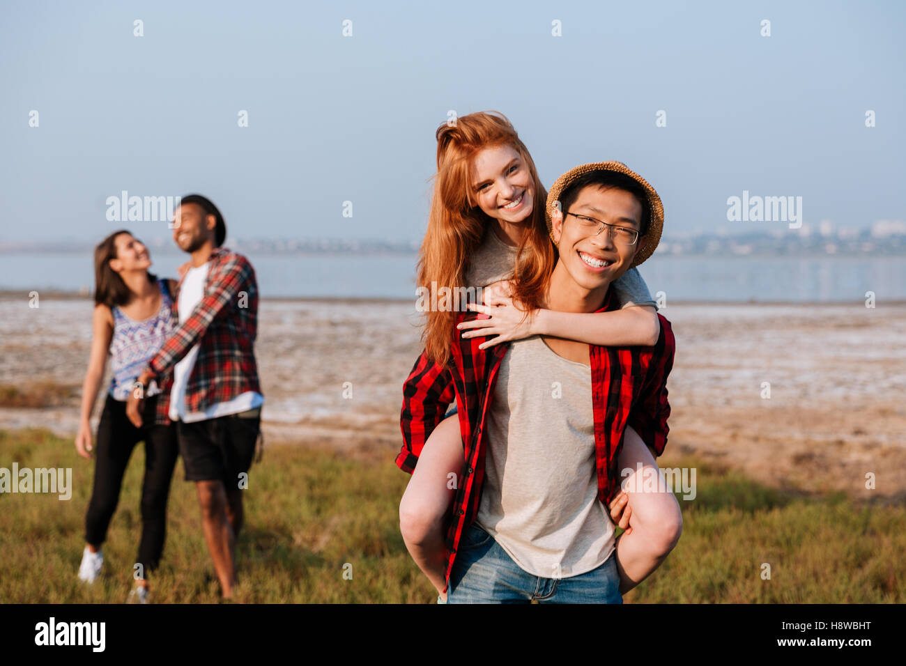 Zwei glückliche multiethnischen junge Paare Spaß im freien Stockfoto