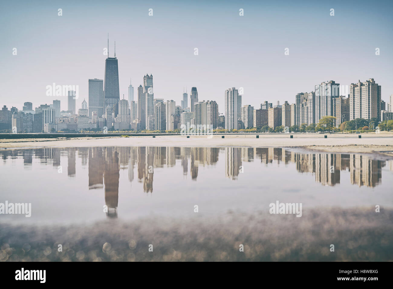 Retro-alte Film stilisiert Chicago Skyline der Stadt spiegelt sich in einer Pfütze, USA. Stockfoto