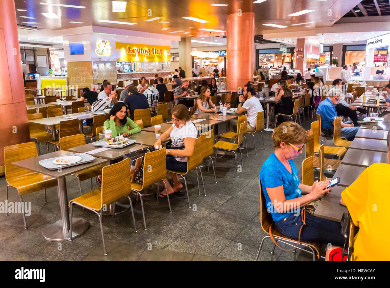 San Francisco, CA, USA, Menschen teilen Mahlzeiten in San Francisco Shoppingcenter, Westfield Food Court Stockfoto