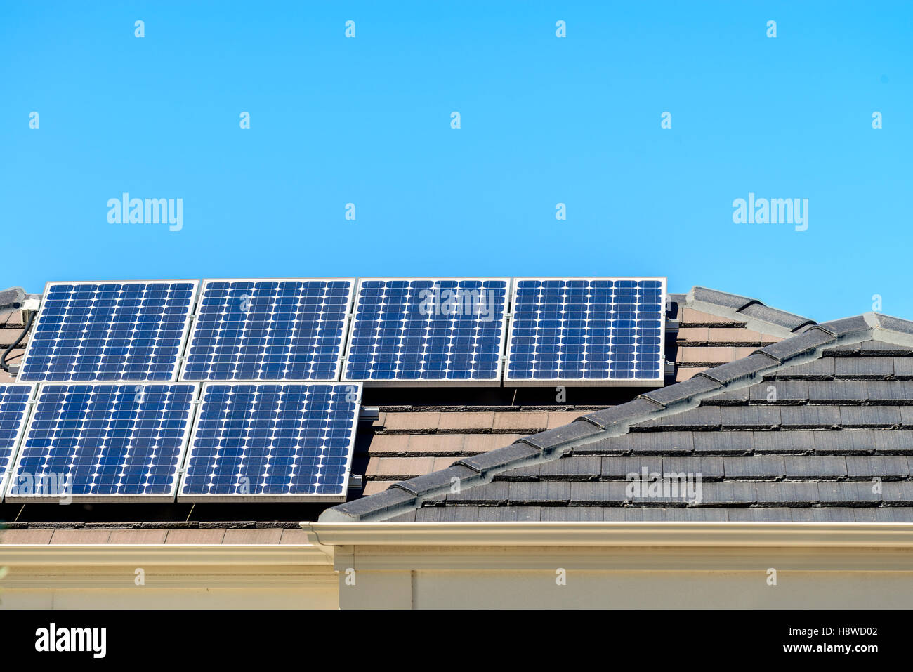 Sonnenkollektoren auf dem Dach in Südaustralien installiert Stockfoto