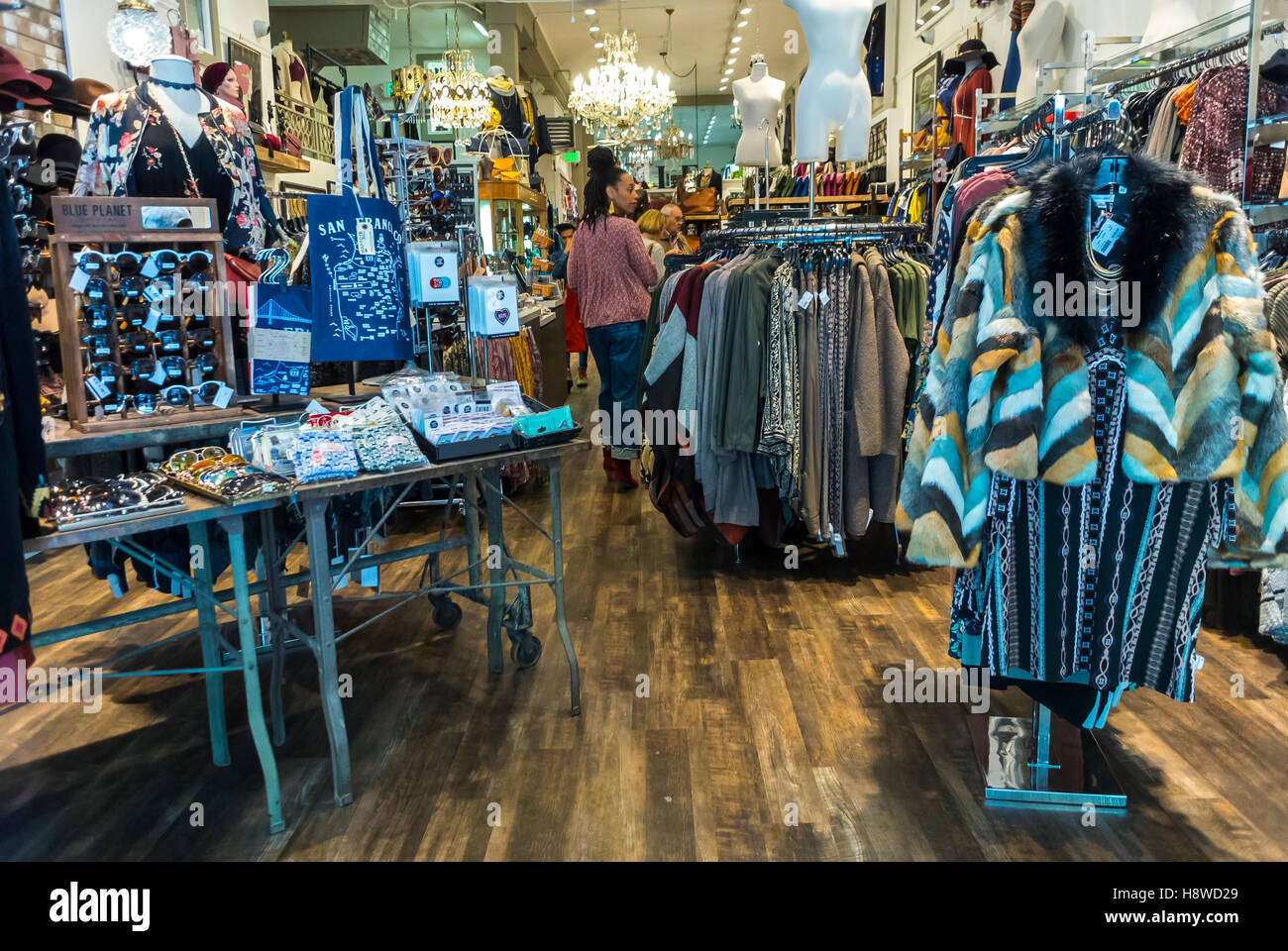 San Francisco, CA, USA, Inside, Vintage Clothing Shop, die Leute in Piedmont, Fillmore, (Pacific Heights) kaufen Vintage-Kleidung Stockfoto