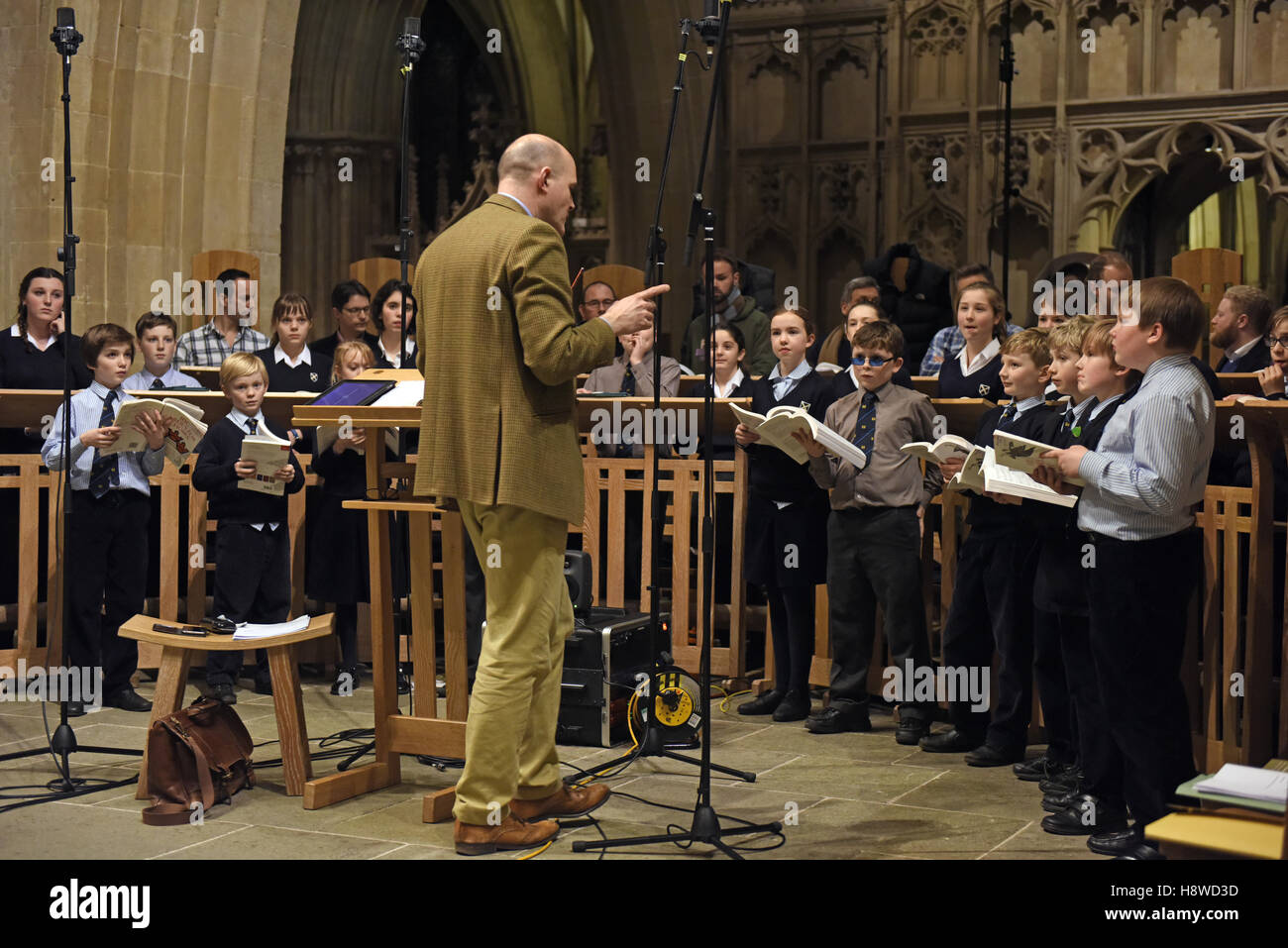 Chorsänger, die bei einer Aufnahme-Session für eine kommerzielle CD-Produktion von Chorleiter durchgeführt. Wells Cathedral Choir. Stockfoto