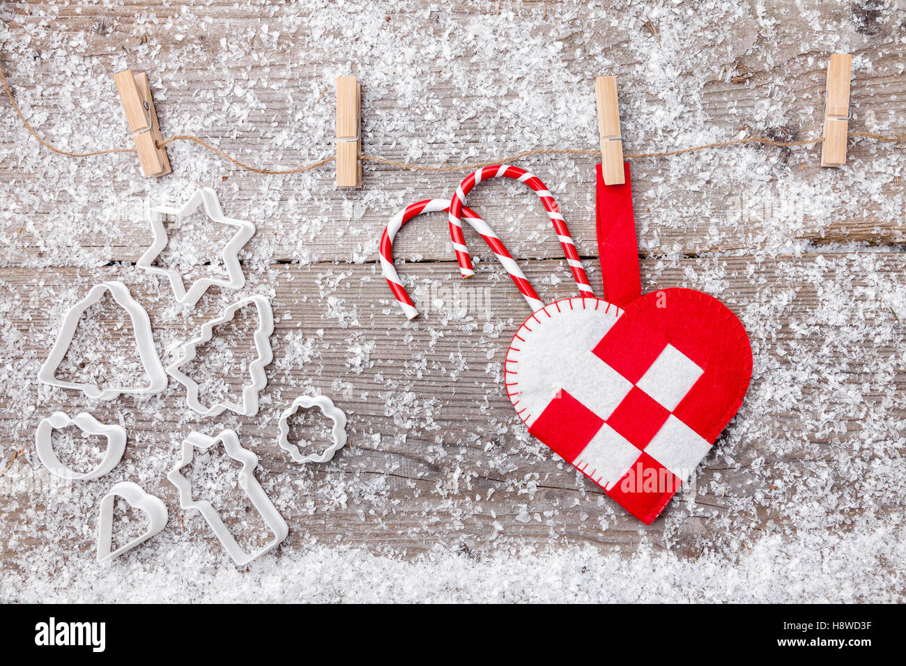 Traditionelle Weihnachts-Dekoration auf hölzernen Hintergrund mit Textfreiraum Stockfoto