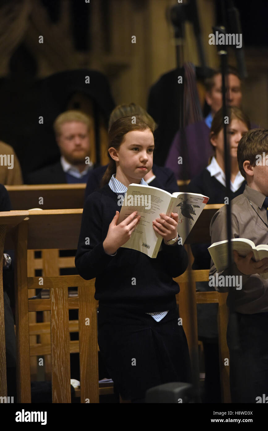 Chorsänger, die bei einer Aufnahme-Session für eine kommerzielle CD-Produktion von Chorleiter durchgeführt. Wells Cathedral Choir. Stockfoto