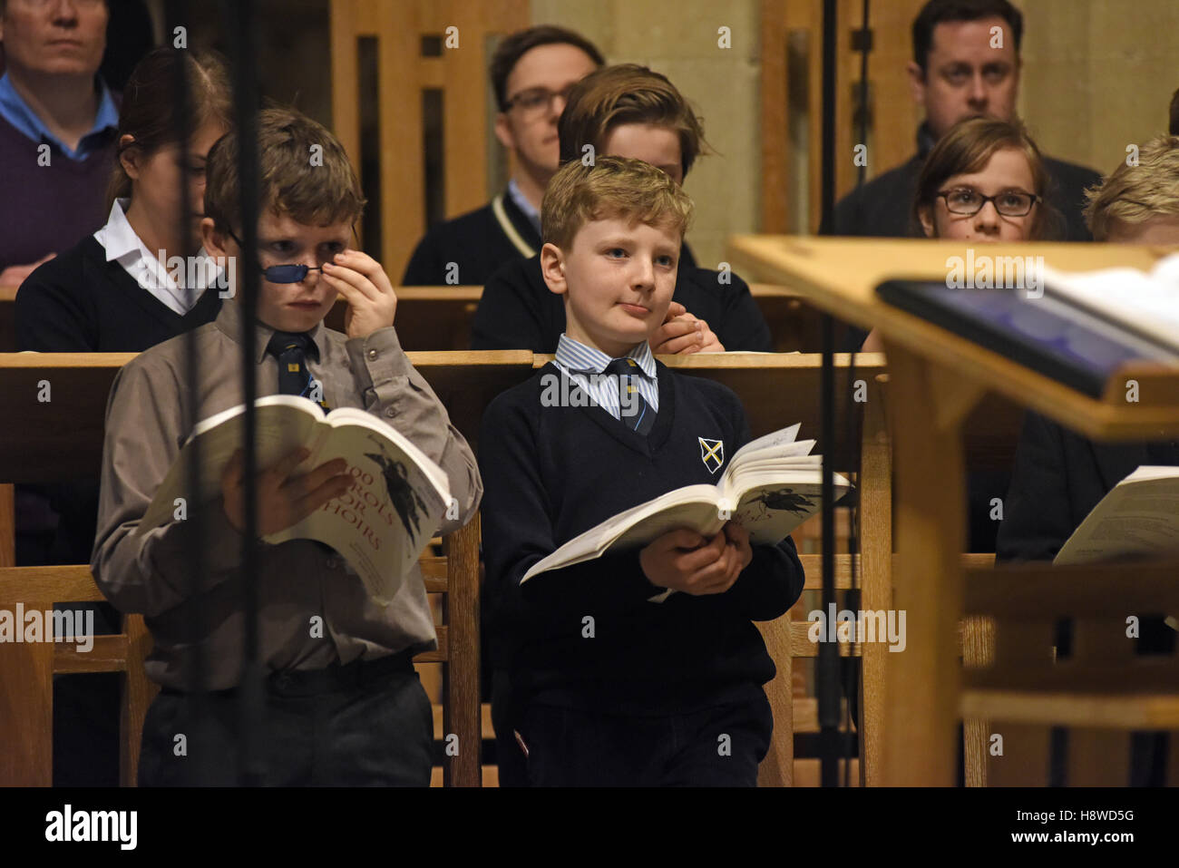 Chorsänger, die bei einer Aufnahme-Session für eine kommerzielle CD-Produktion von Chorleiter durchgeführt. Wells Cathedral Choir. Stockfoto