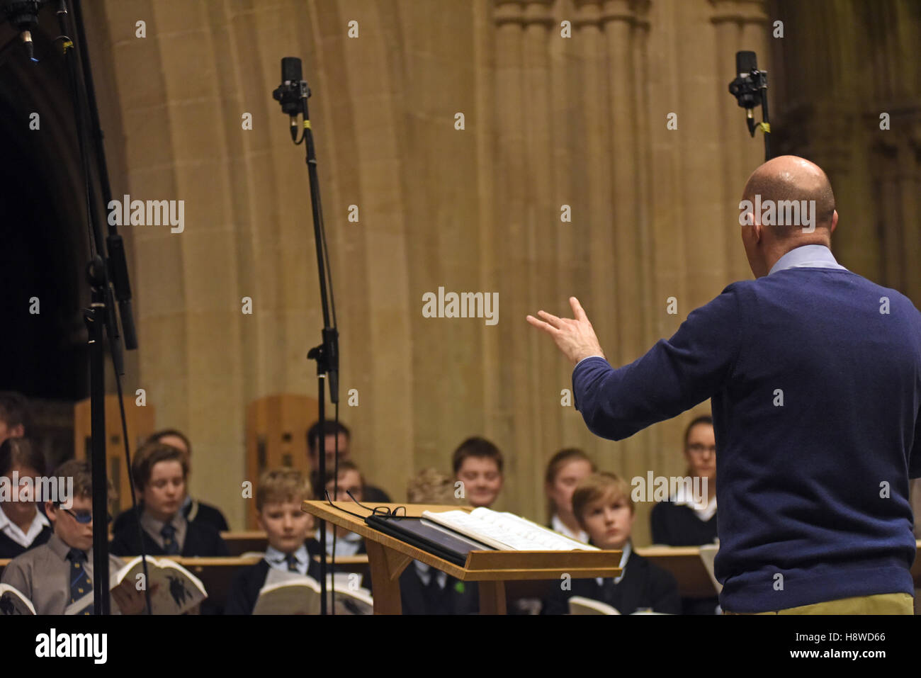 Chorsänger, die bei einer Aufnahme-Session für eine kommerzielle CD-Produktion von Chorleiter durchgeführt. Wells Cathedral Choir. Stockfoto