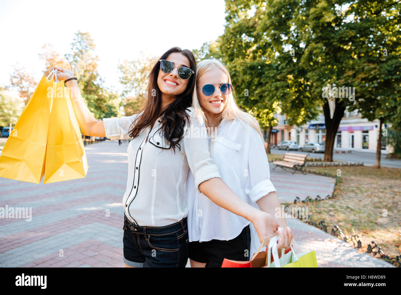 Zwei schöne junge Frau in der Stadt einkaufen und Blick in die Kamera Stockfoto