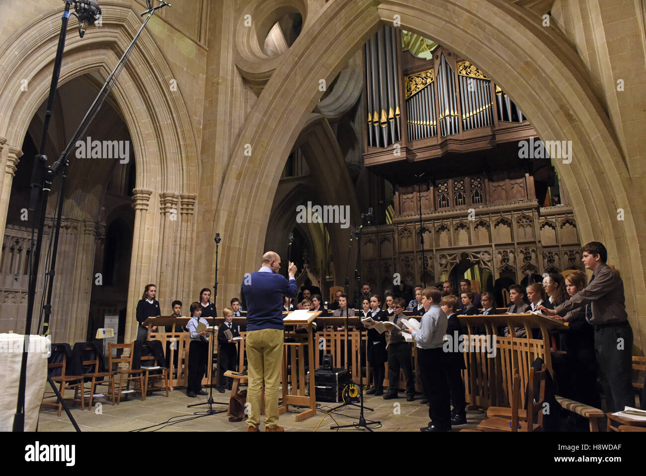 Chorsänger, die bei einer Aufnahme-Session für eine kommerzielle CD-Produktion von Chorleiter durchgeführt. Wells Cathedral Choir. Stockfoto