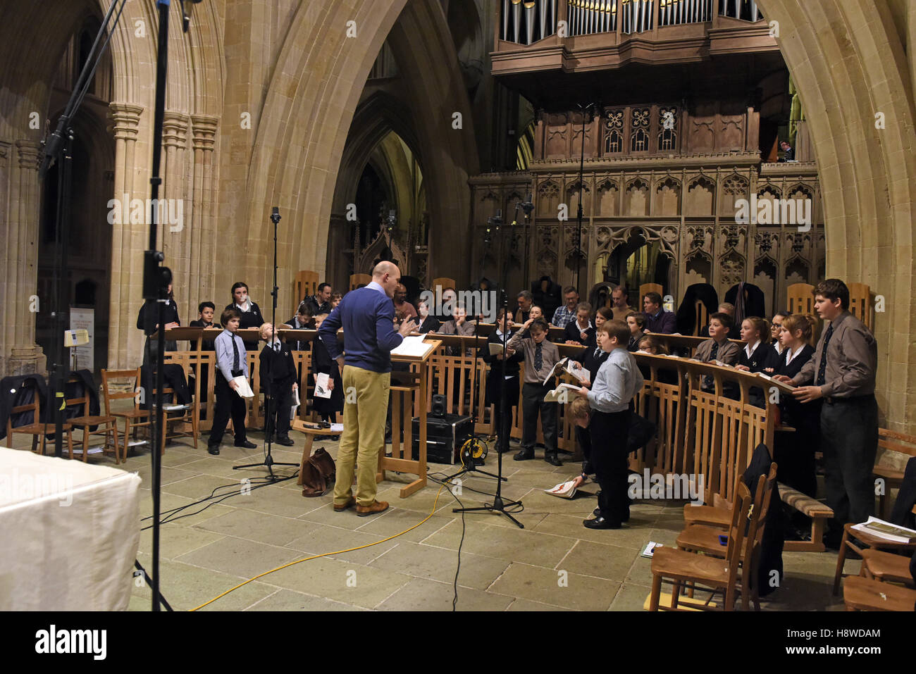 Chorsänger, die bei einer Aufnahme-Session für eine kommerzielle CD-Produktion von Chorleiter durchgeführt. Wells Cathedral Choir. Stockfoto