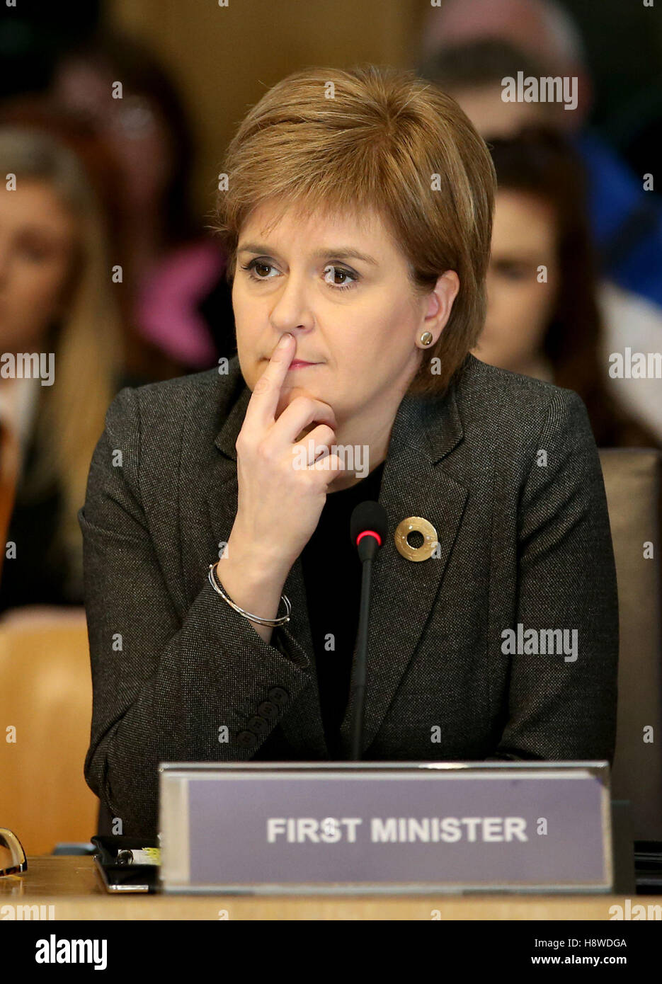 Schottlands erster Minister Nicola Sturgeon erscheint vor dem schottischen Parlament Conveners Gruppe beantworten Fragen zu ihrer Regierung Gesetzgebungsprogramm im Ausschuss Saal 2 des schottischen Parlaments, Edinburgh. Stockfoto