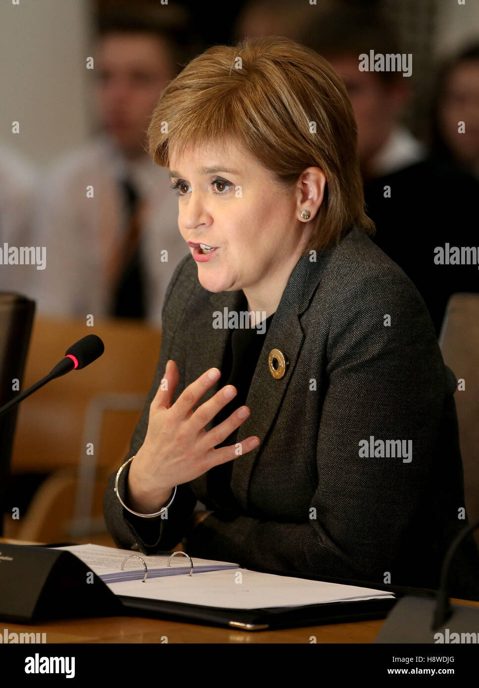 Schottlands erster Minister Nicola Sturgeon erscheint vor dem schottischen Parlament Conveners Gruppe beantworten Fragen zu ihrer Regierung Gesetzgebungsprogramm im Ausschuss Saal 2 des schottischen Parlaments, Edinburgh. Stockfoto