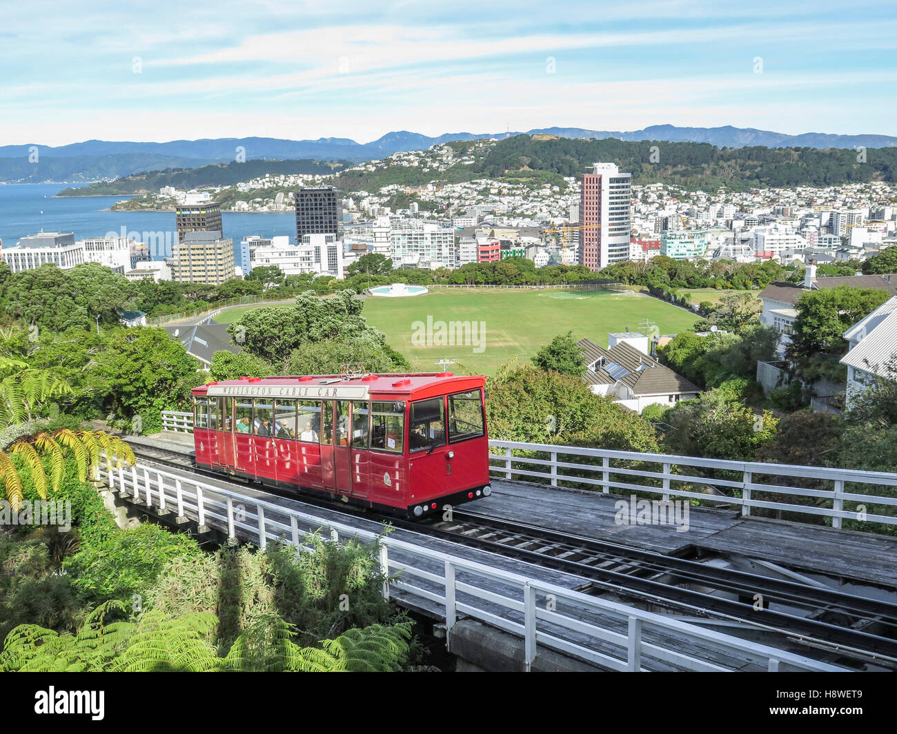 Blick auf Wellington vom Dominion Observatorium mit der Seilbahn, voran die Steigung Stockfoto