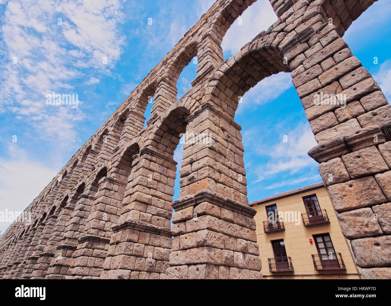 Spanien, Kastilien und Leon, Segovia, Altstadt, Blick auf das römische Aquädukt von Segovia. Stockfoto