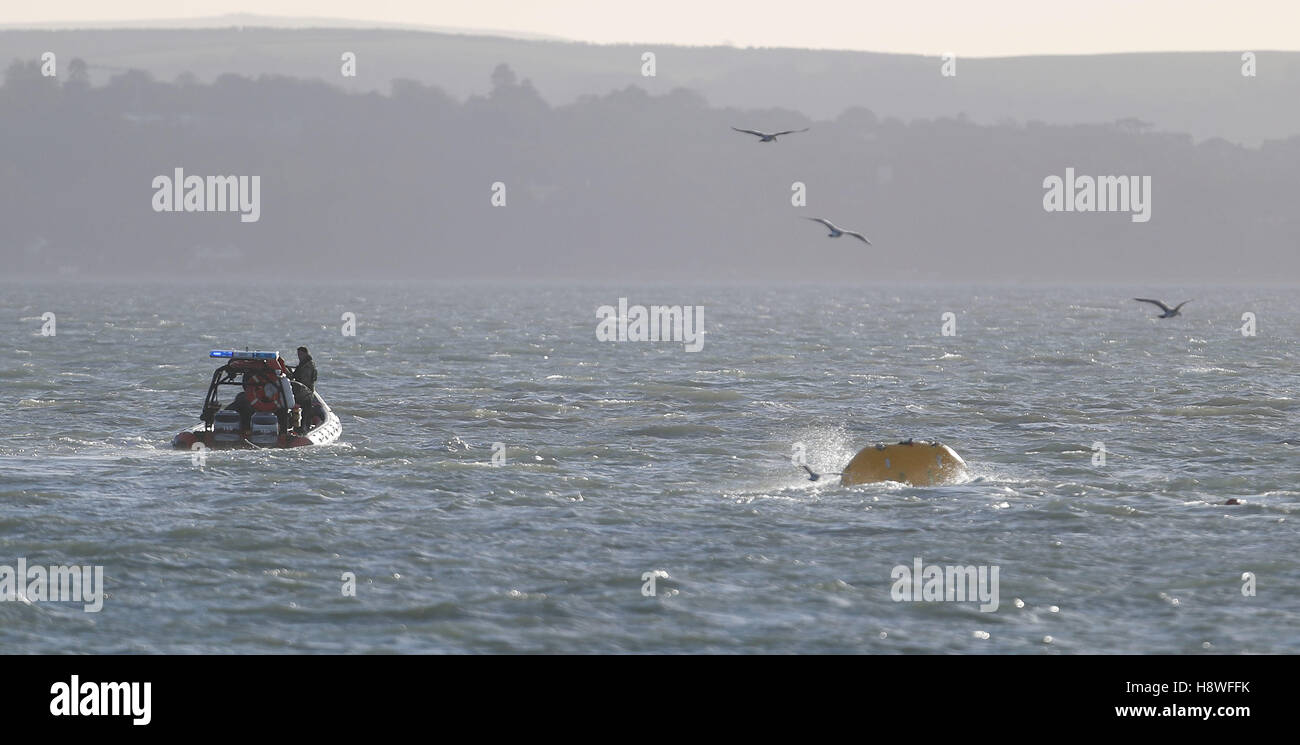 Die Royal Navy Schlepptau heraus einen zweiten Weltkriegs-Bombe (nicht abgebildet) fand beim Ausbaggern des Hafens in Portsmouth, Hampshire. Stockfoto