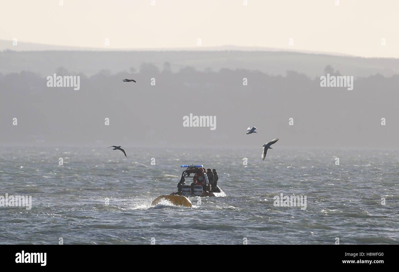 Die Royal Navy Schlepptau heraus einen zweiten Weltkriegs-Bombe (nicht abgebildet) fand beim Ausbaggern des Hafens in Portsmouth, Hampshire. Stockfoto