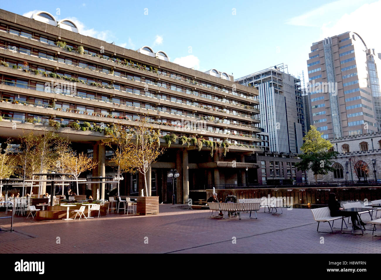 Wohngebäuden um das Barbican Centre, London, UK Stockfoto