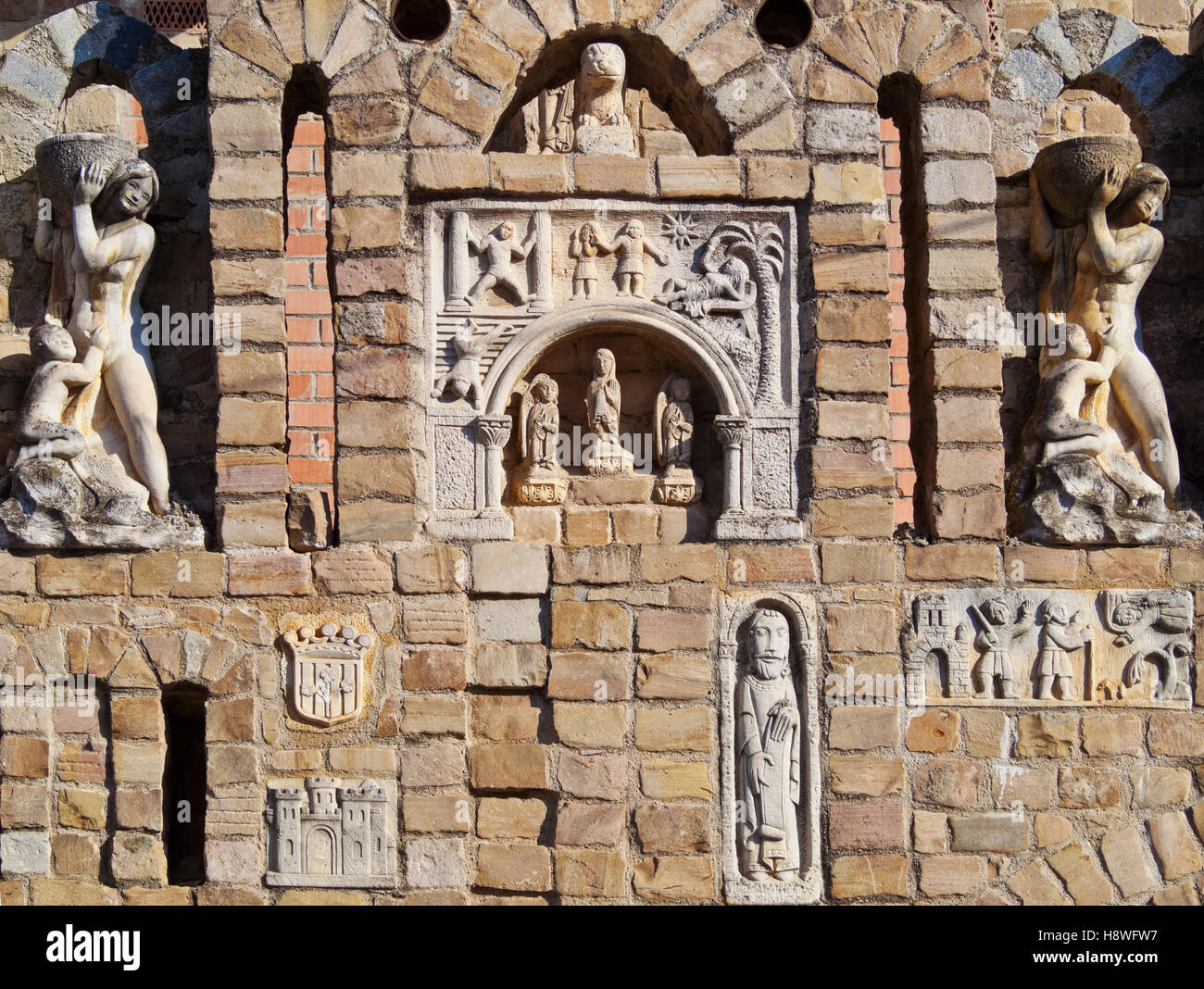 Spanien, Katalonien, Provinz Barcelona, detaillierte Ansicht des Schlosses Les Fonts. Stockfoto