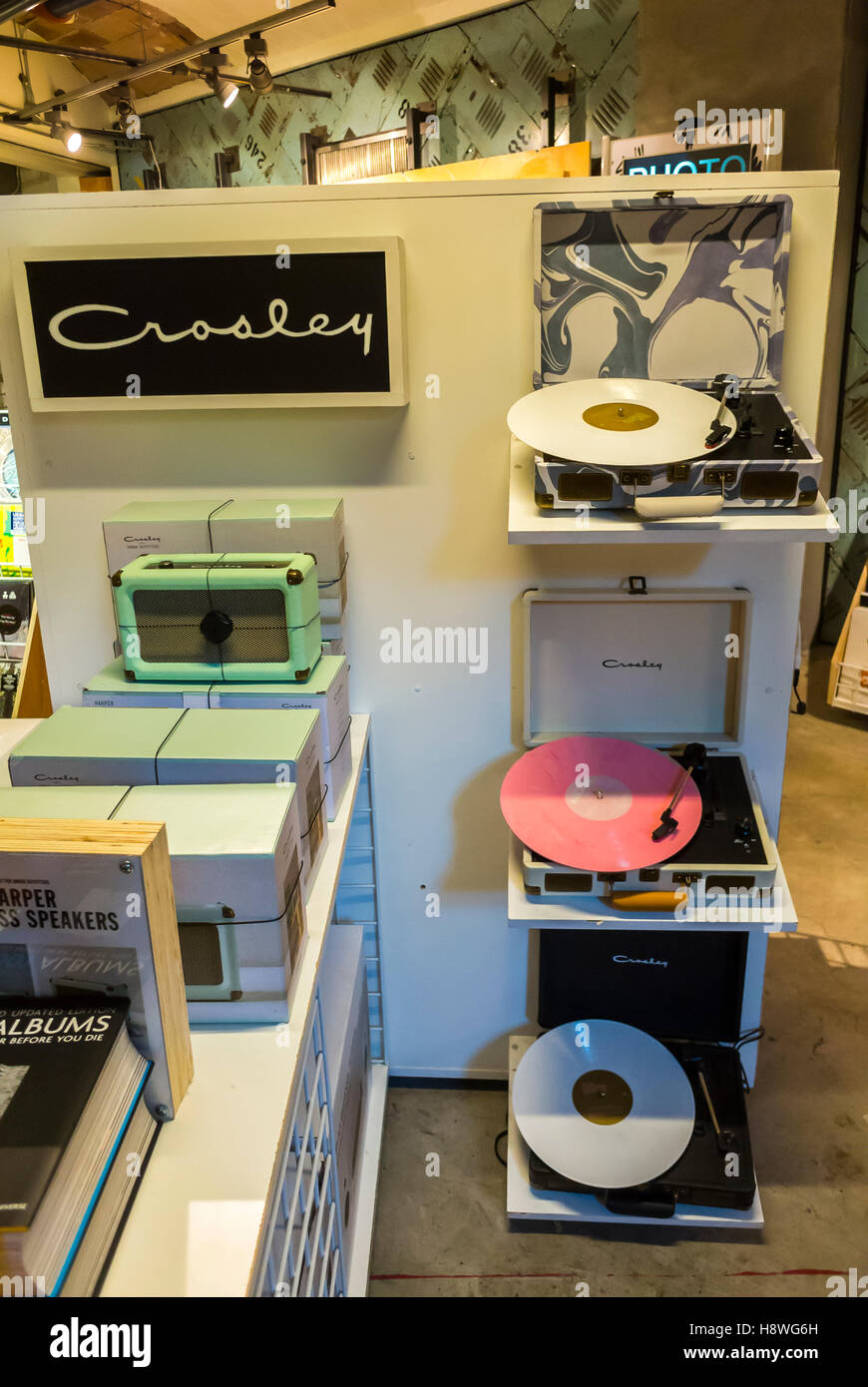 San Francisco, CA, USA, Plattenspieler für Vintage-Vinyl-Musik im Concept Store „Crosley“ zu sehen Stockfoto