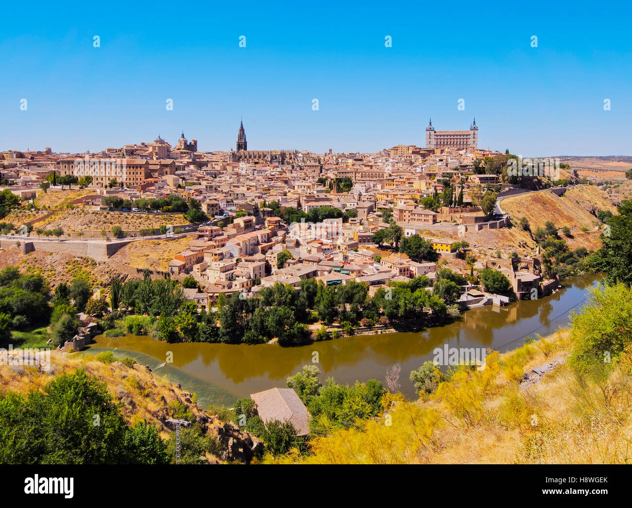 Spanien, Kastilien-La Mancha, Toledo, Blick über den Tejo in Richtung Altstadt. Stockfoto