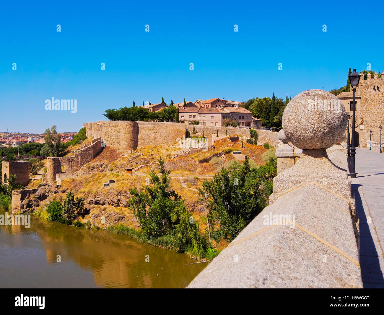 Spanien, Kastilien-La Mancha, Toledo, Blick auf die San Martin-Brücke über den Tejo. Stockfoto