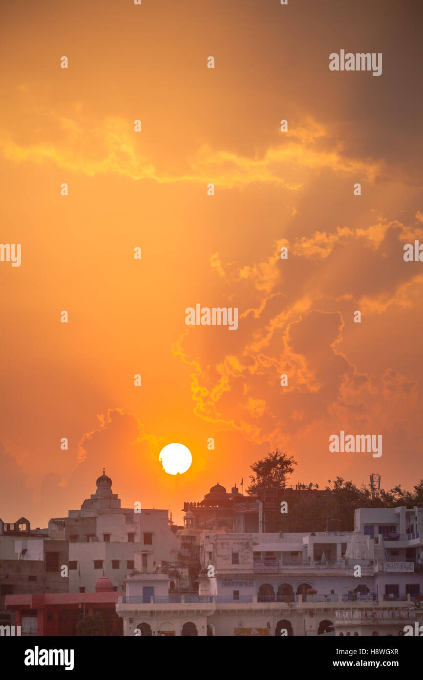 Sonnenuntergang über der Stadt Pushkar, Ajmer, Rajasthan, Indien. Stockfoto