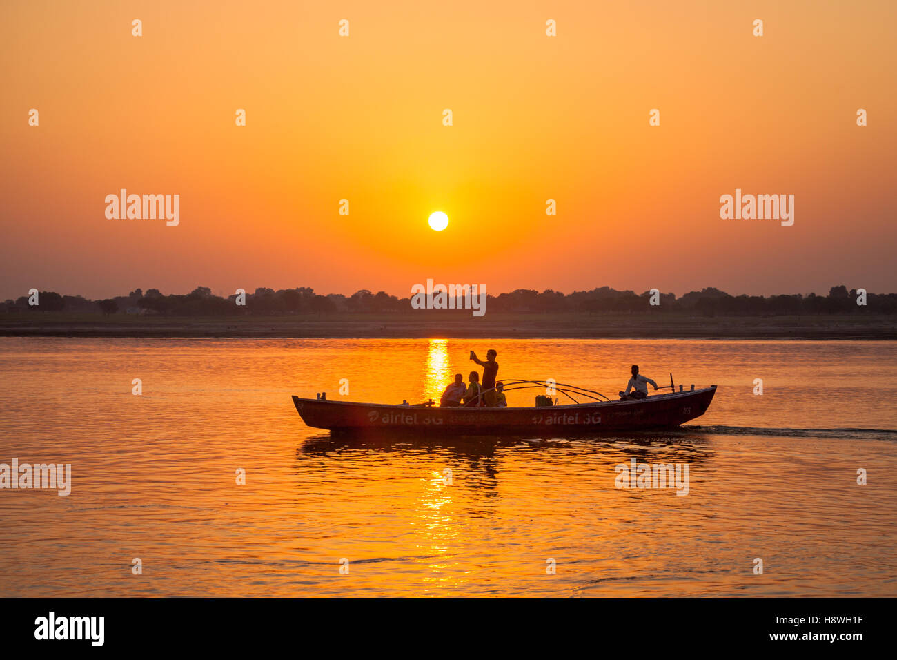 Boot im Bild im Sonnenuntergang am Fluss Ganges, Nordindien Stockfoto Boot im Bild im Sonnenuntergang am Fluss Ganges, Nordindien Stockfoto