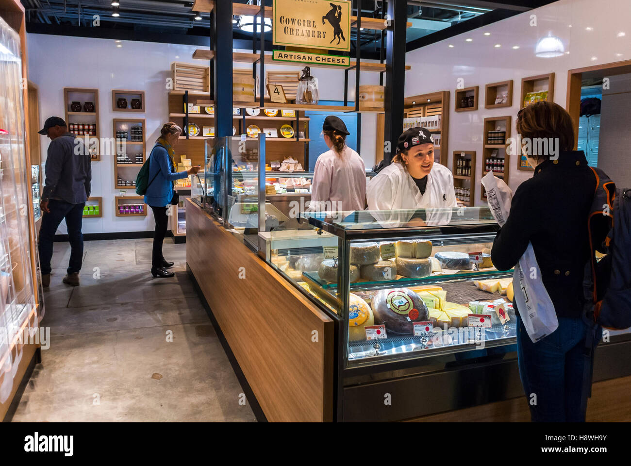 San Francisco, CA, USA, Menschen beim Einkaufen in Markt, anzeigen Lebensmittel, lokale Handwerker Käse Geschäfte, im Ferry Building Stockfoto